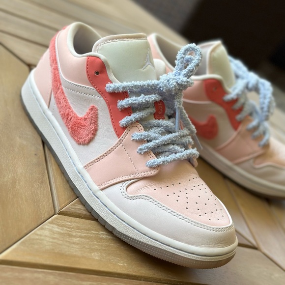 WMNS JORDAN 1 LOW SE “MIGHTY SWOOSHERS” - Picture 9 of 10